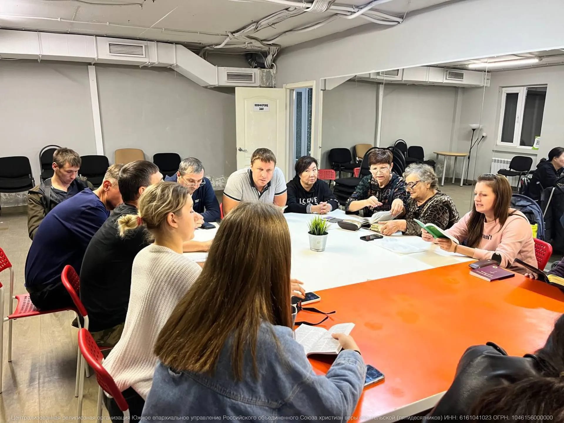 В Батайске прошёл очередной вечер проекта «Читаем Библию вместе»