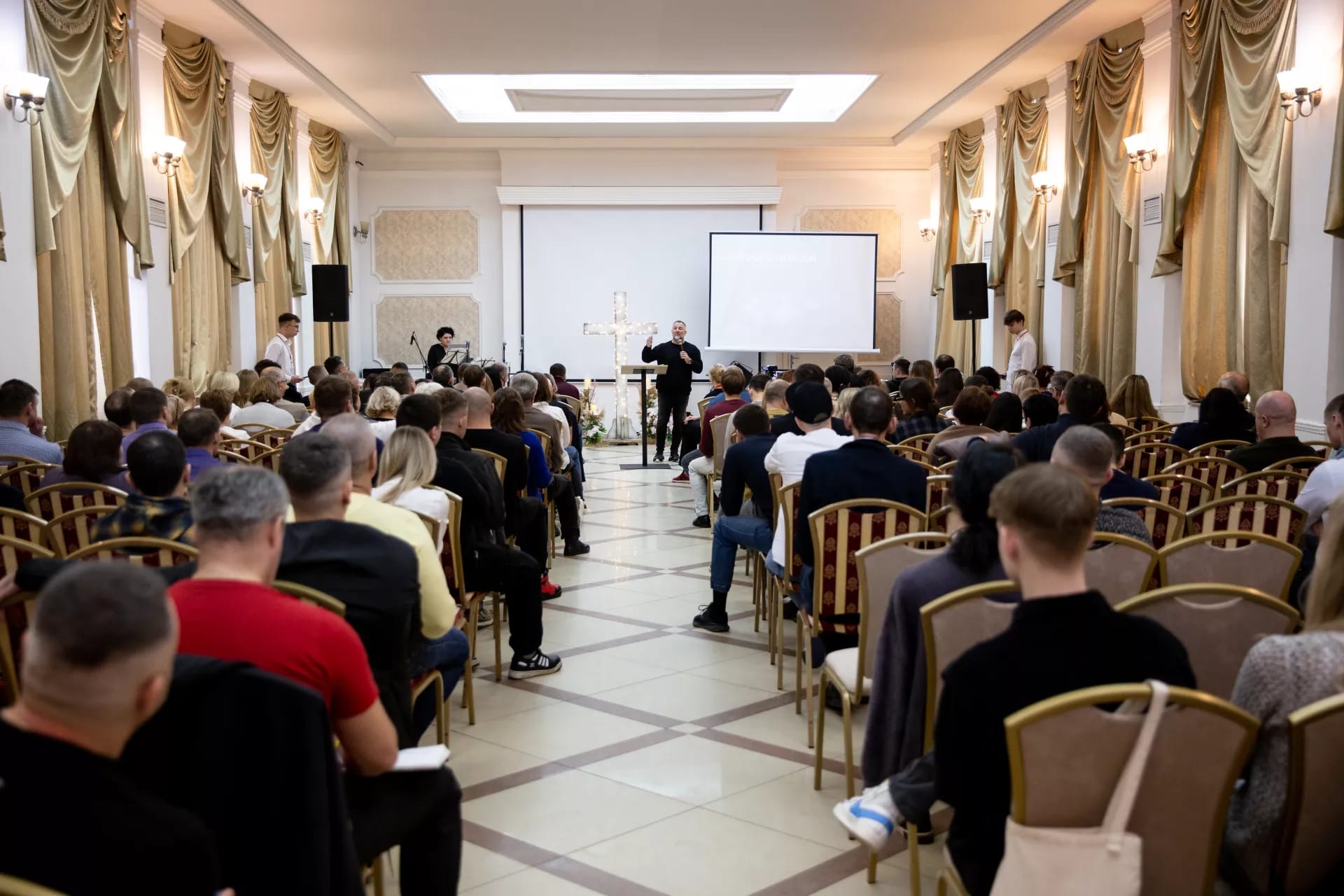 Эдуард Дерёмов провёл в Саратове региональную конференцию «Большая жатва»